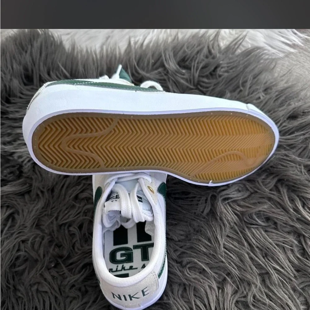 Nike Women's Gray & Green Low-Top Sneakers